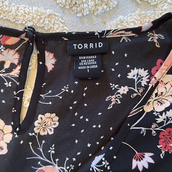 Torrid Plus Size 1 Top Black Floral Pattern Short Sleeves High Low Pleat - Picture 4 of 10